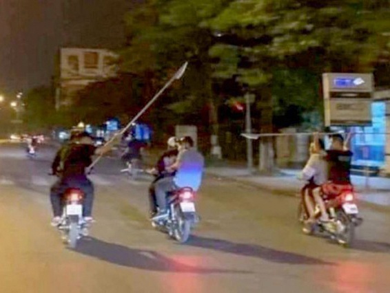 70 nguoi mang ma tau tim doi thu de hon chien hinh anh