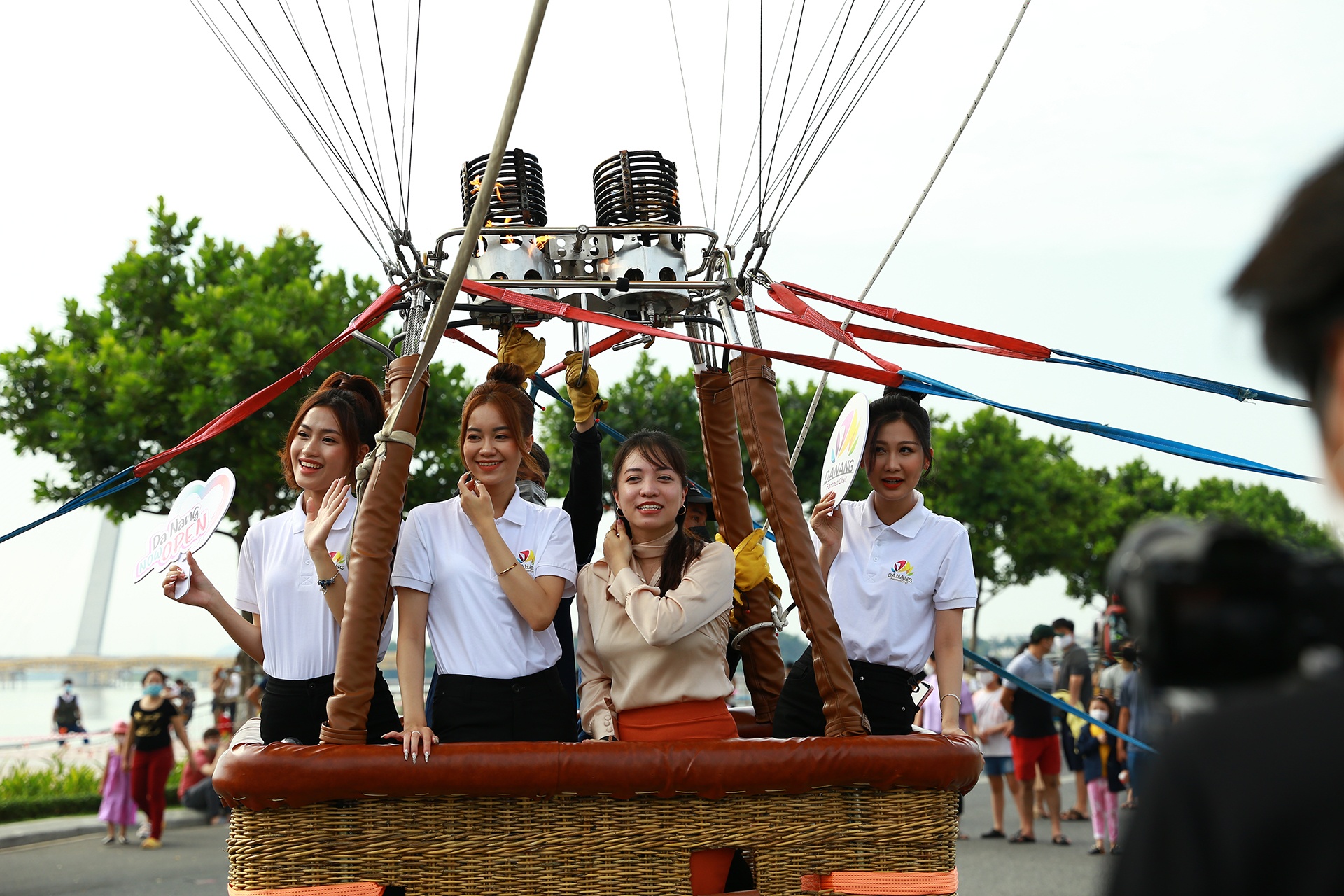 Du khách thích thú xem khinh khí cầu bên sông Hàn ảnh 8 Du khach thich thu xem khinh khi cau ben song Han anh 8