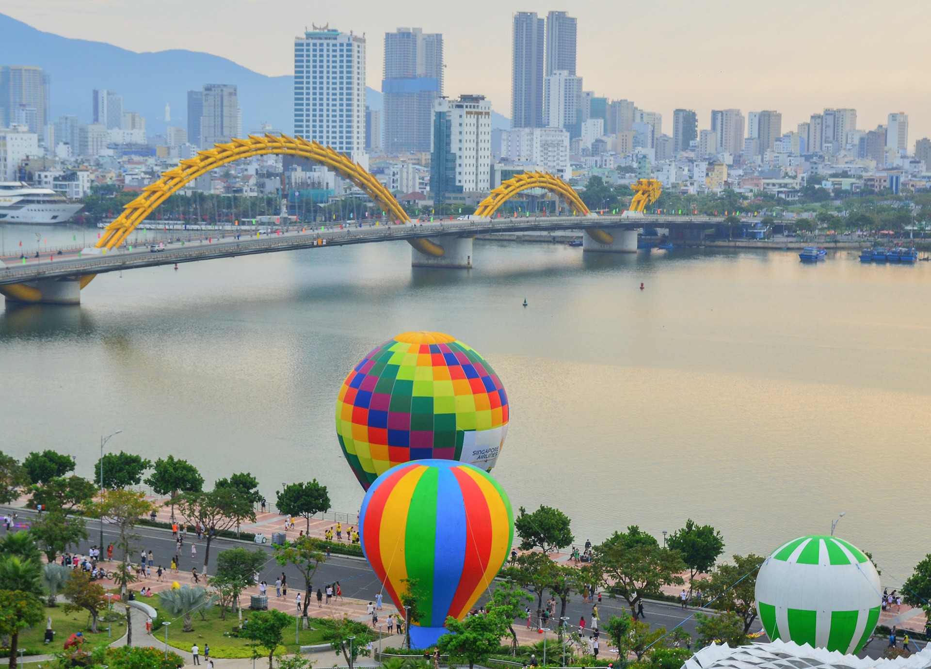 Ngay hoi khinh khi cau ben song Han o Da Nang hinh anh