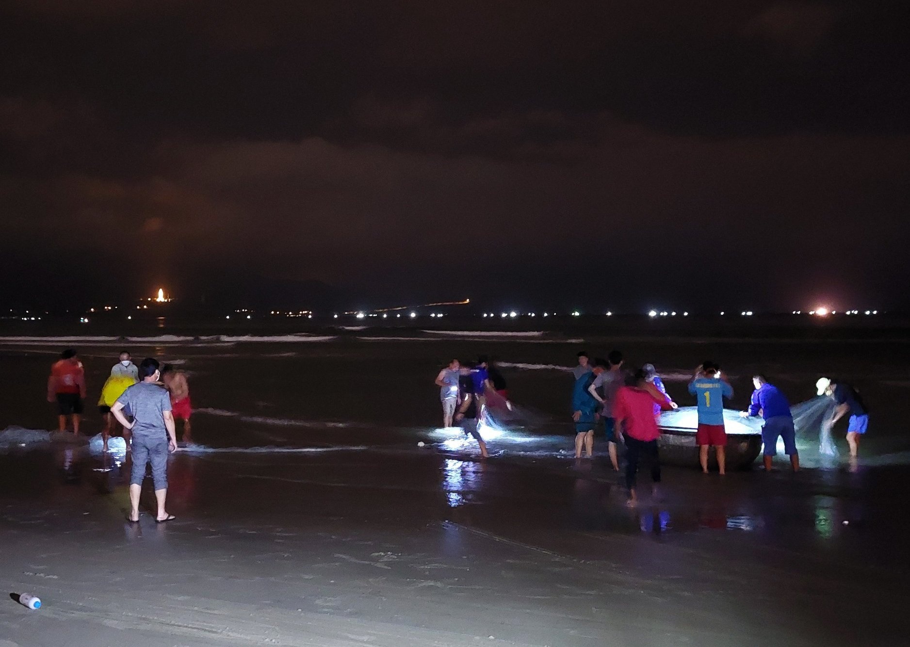 Nhom khach bi nuoc cuon troi o Da Nang anh 1