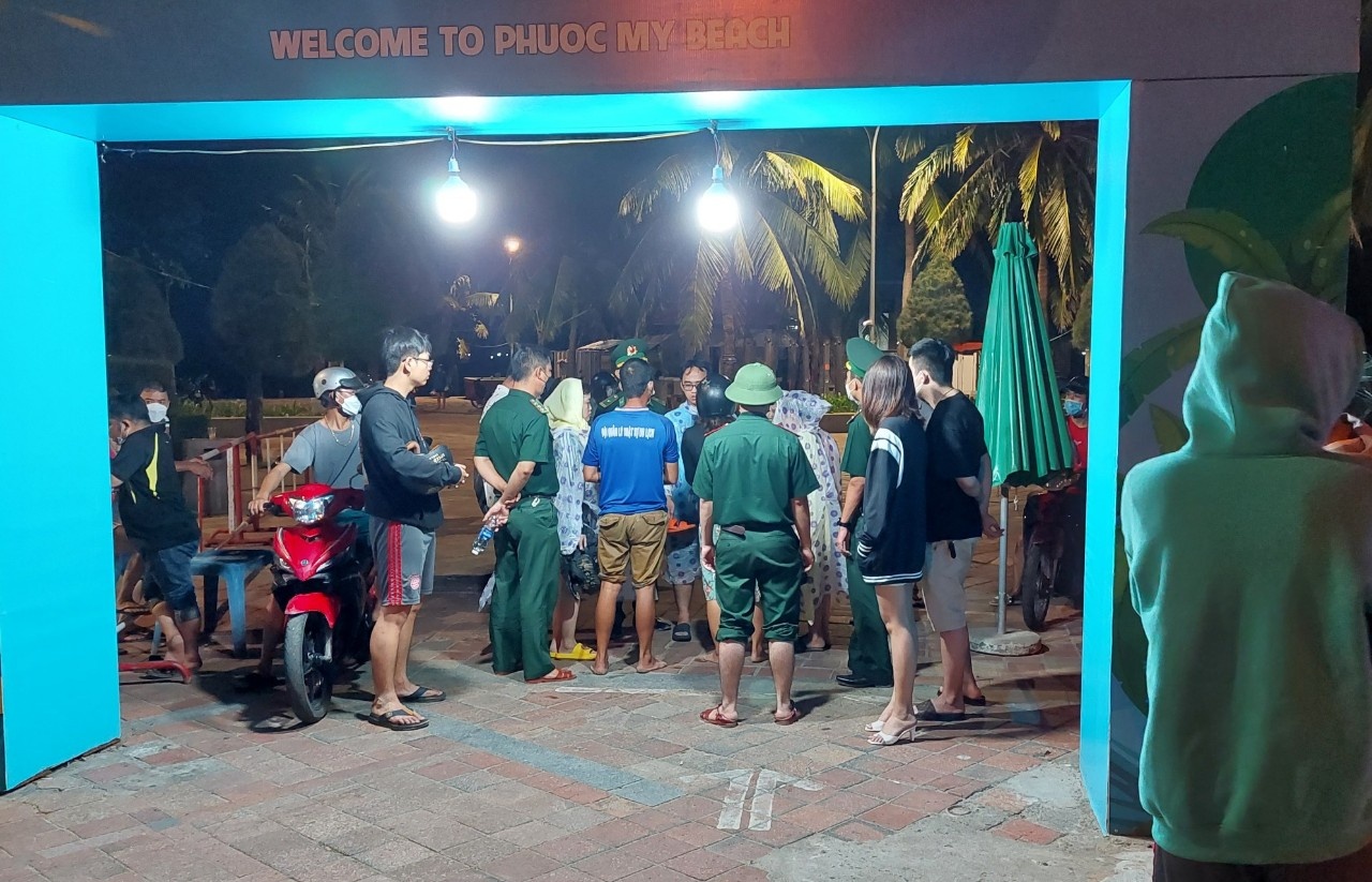 Thay thi the nam thanh nien duoi nuoc o Da Nang anh 1