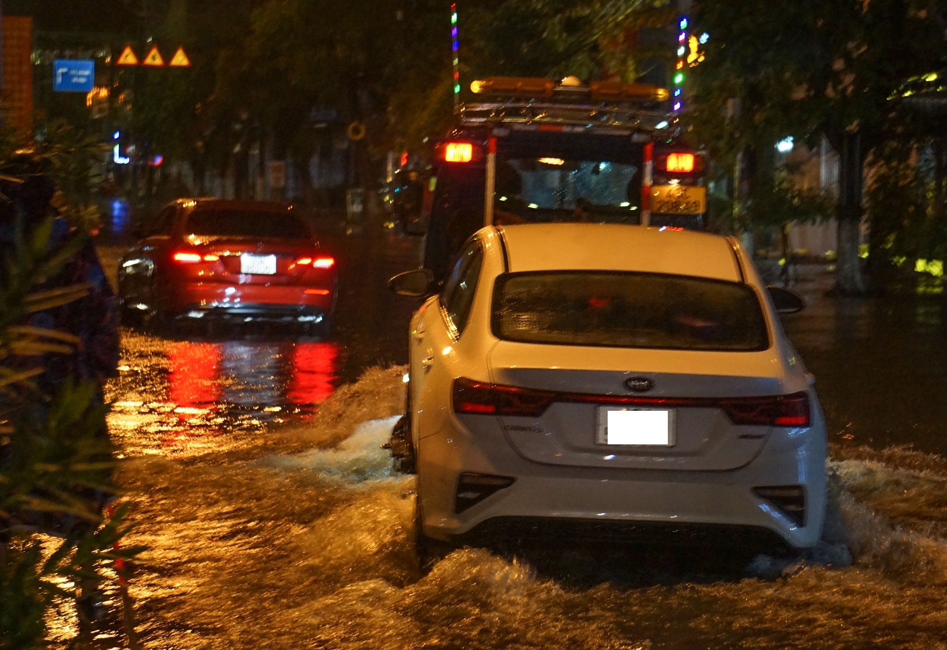 Nhieu tuyen duong o Da Nang bi ngap sau tran mua lon hinh anh