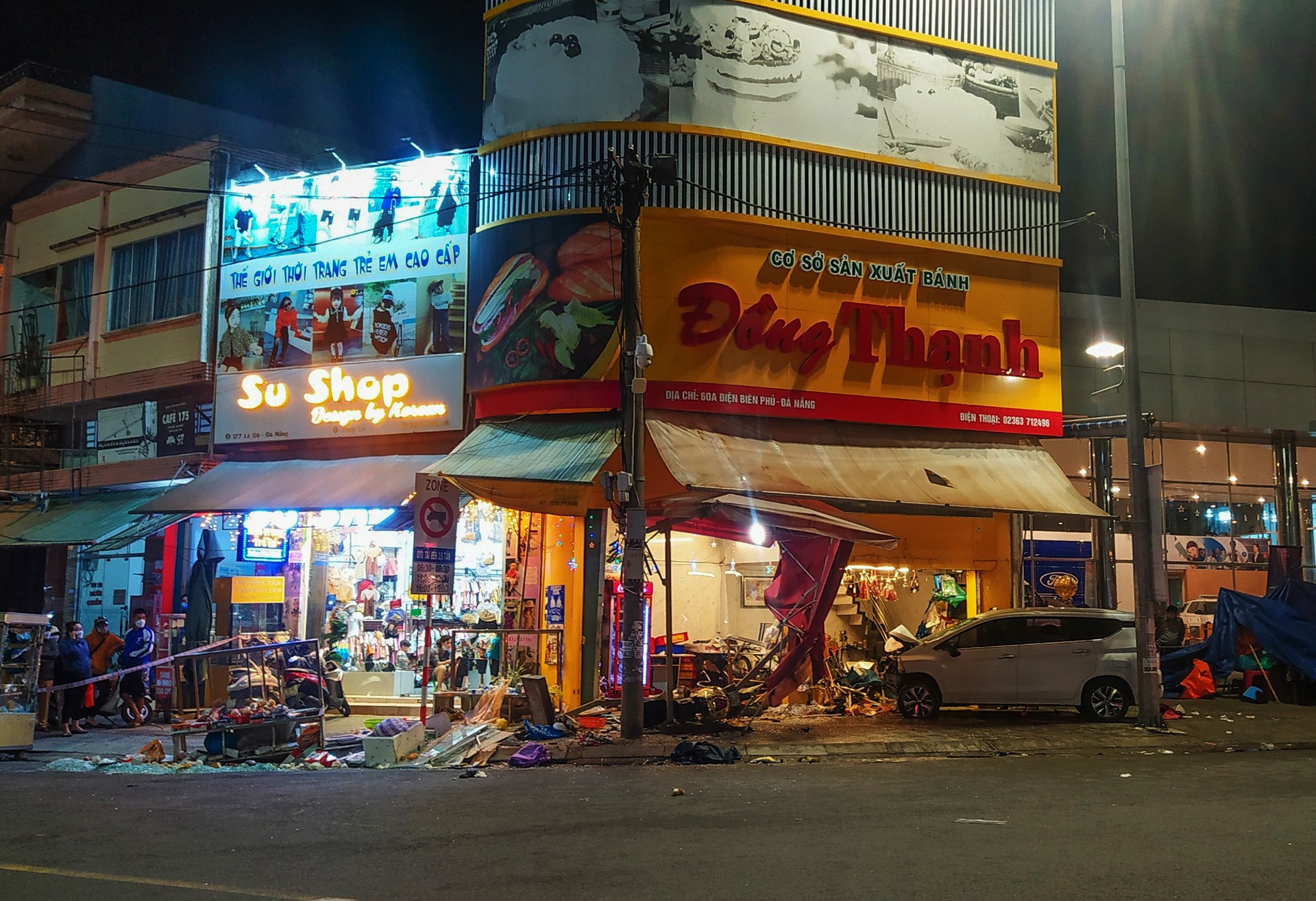 Oto lao vao tiem banh mi o Da Nang anh 1