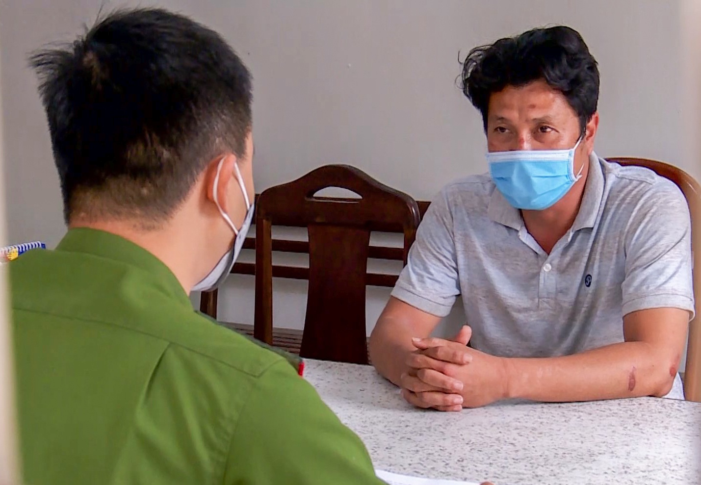 Tai xe nhau voi ban het 4 thung bia roi tong oto vao tiem banh mi hinh anh