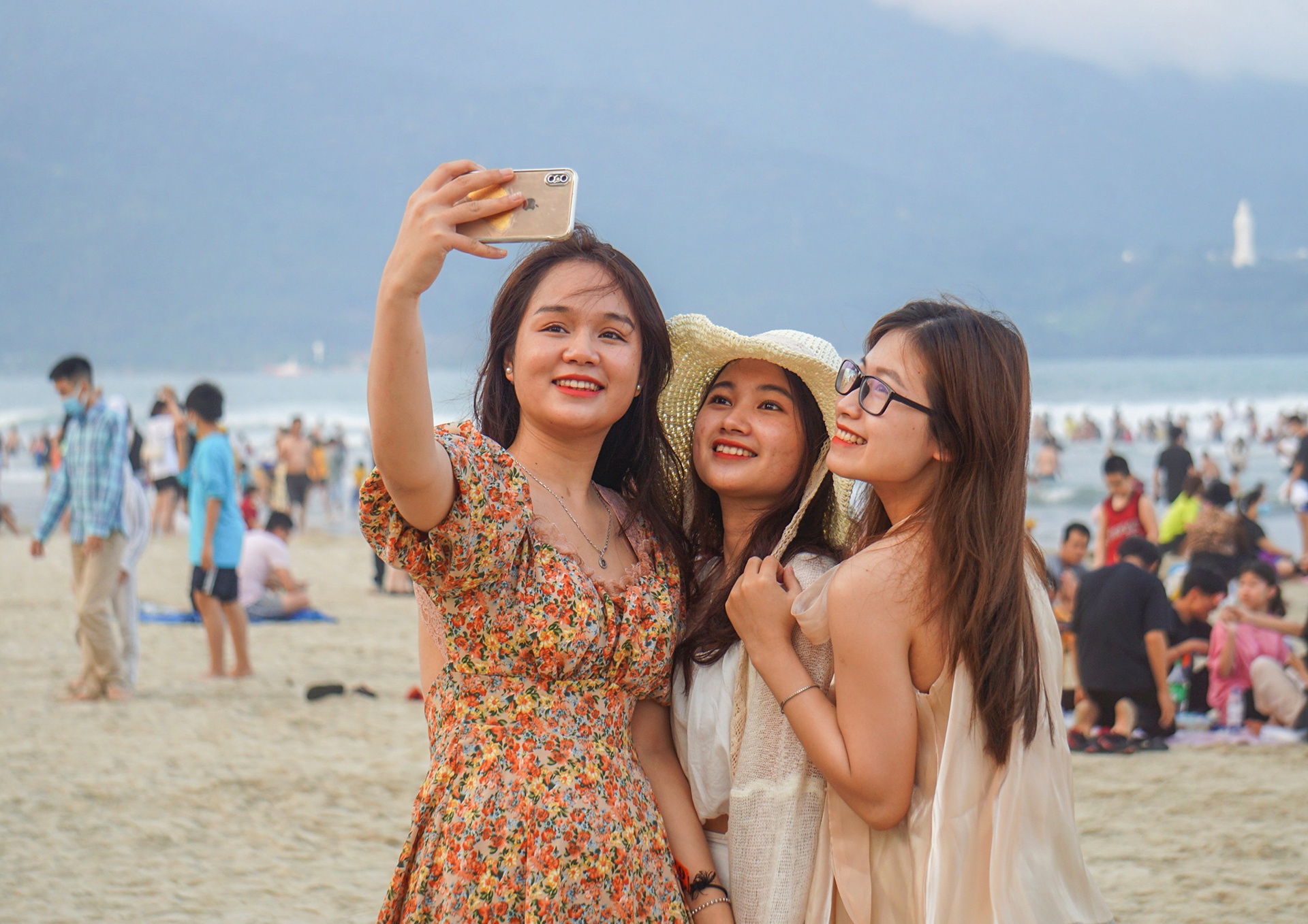 Bien Da Nang dong nghit khach nhung ngay nghi le hinh anh