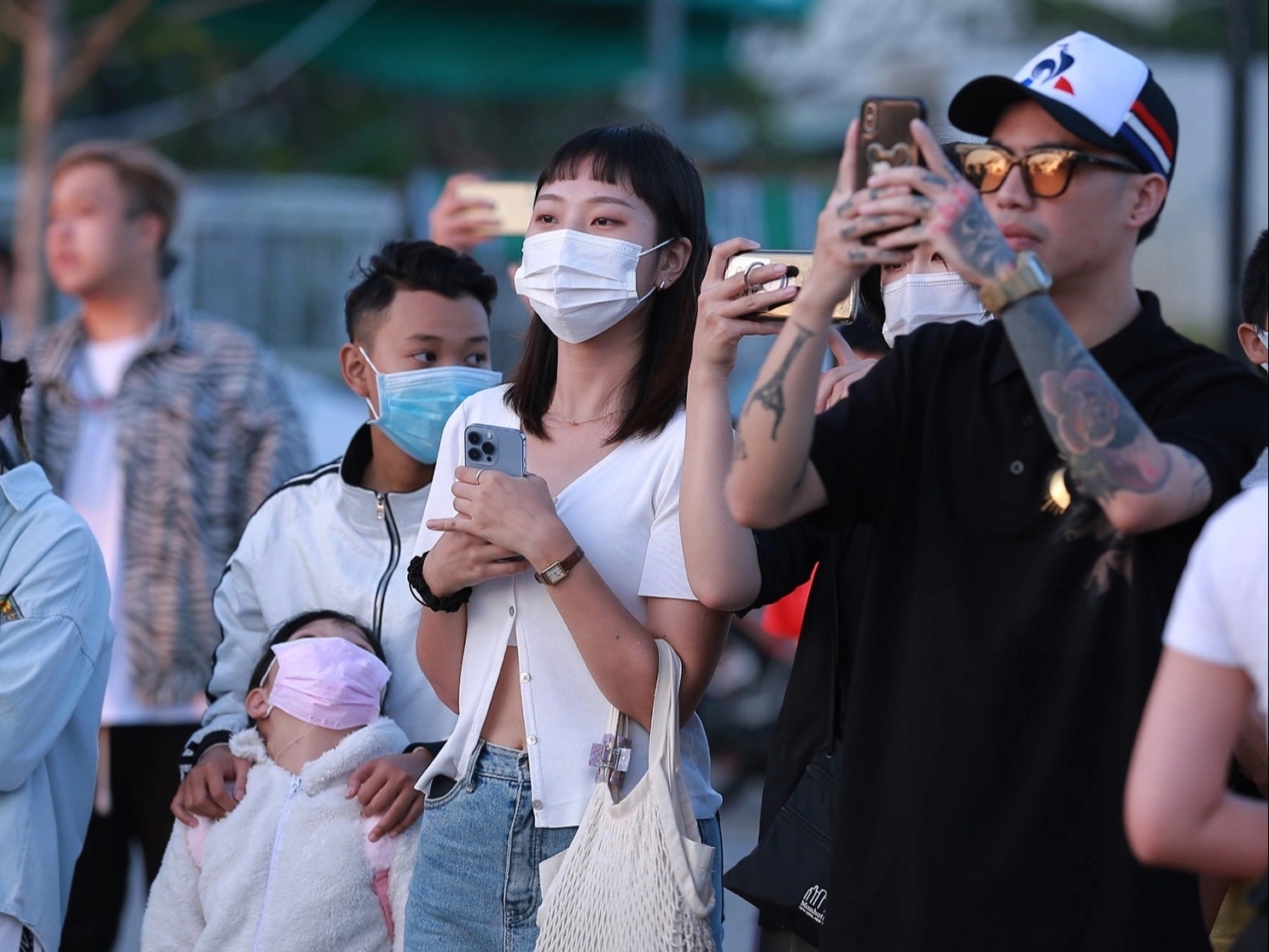 Cac bai bien Da Nang dong nghit du khach anh 8