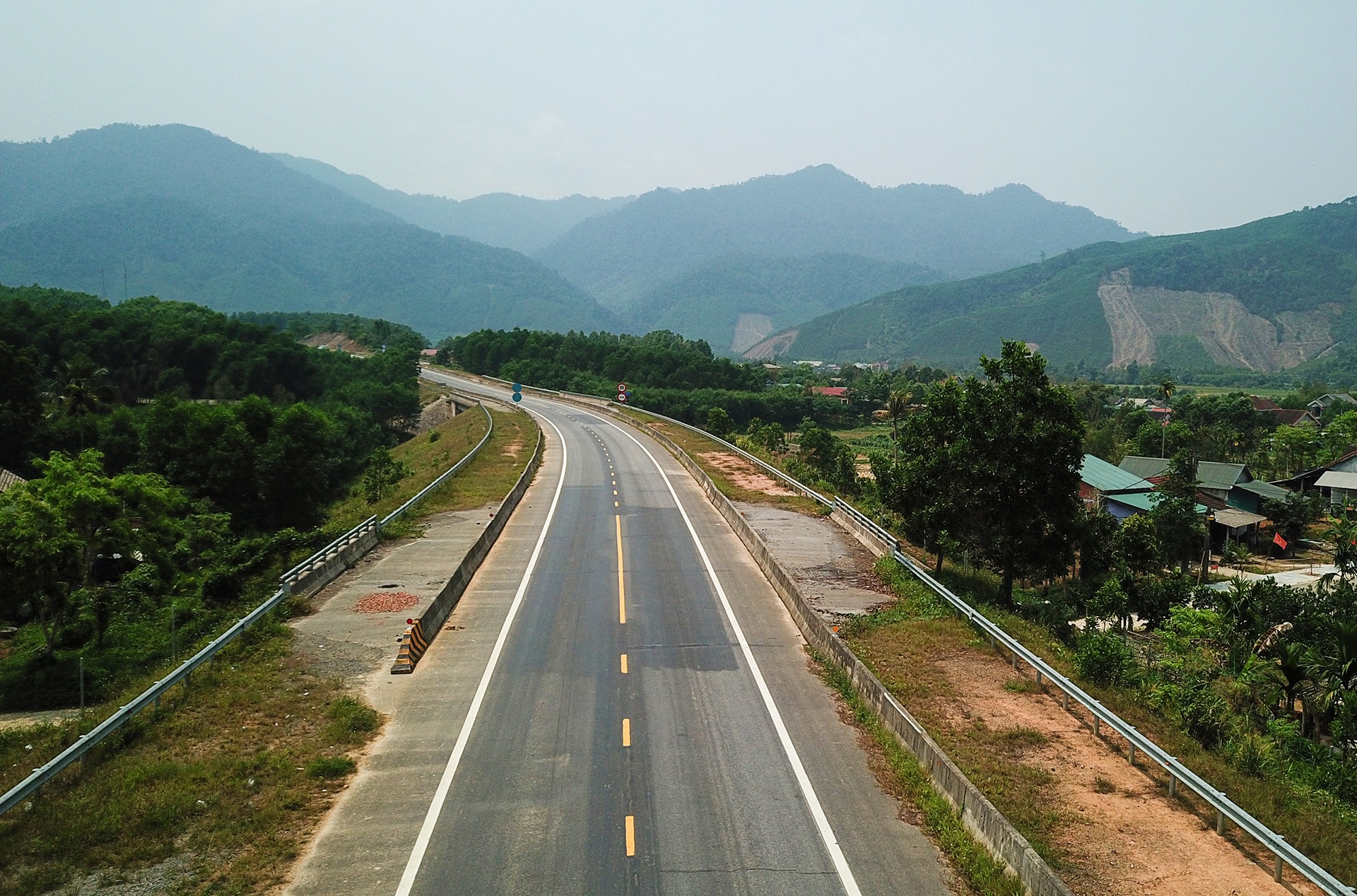 Tuyen duong 11.000 ty xuyen vuon quoc gia Bach Ma chinh thuc thong xe hinh anh