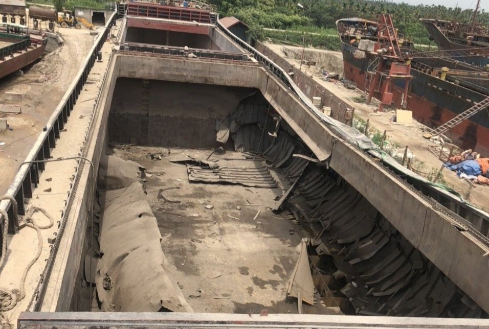 No khi ham tau khi sua chua, 2 cong nhan tu vong hinh anh