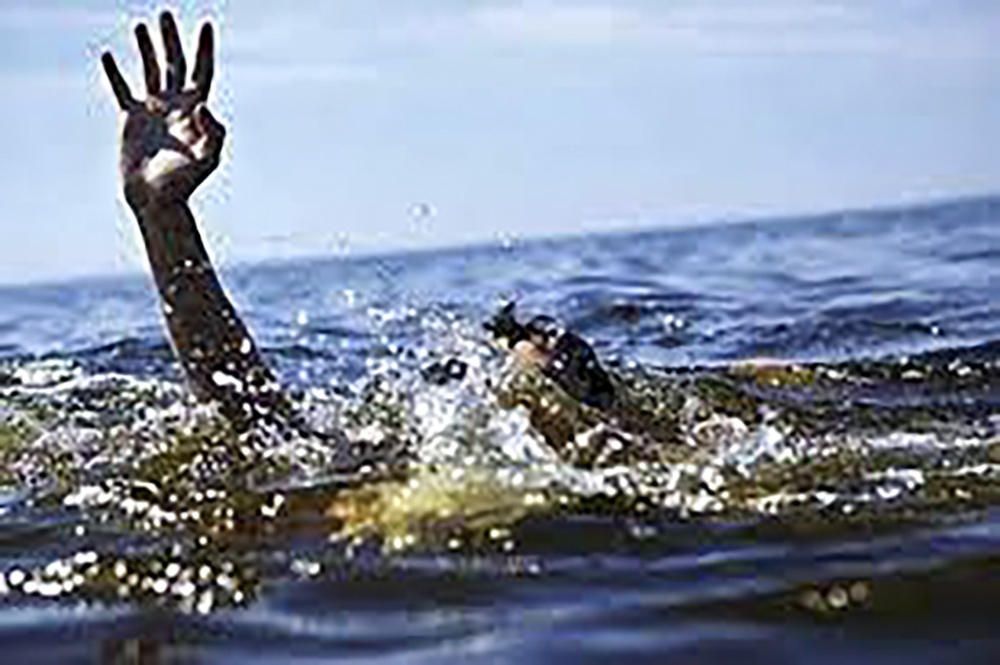 Mot hieu truong thiet mang khi tam bien Da Nang rang sang hinh anh