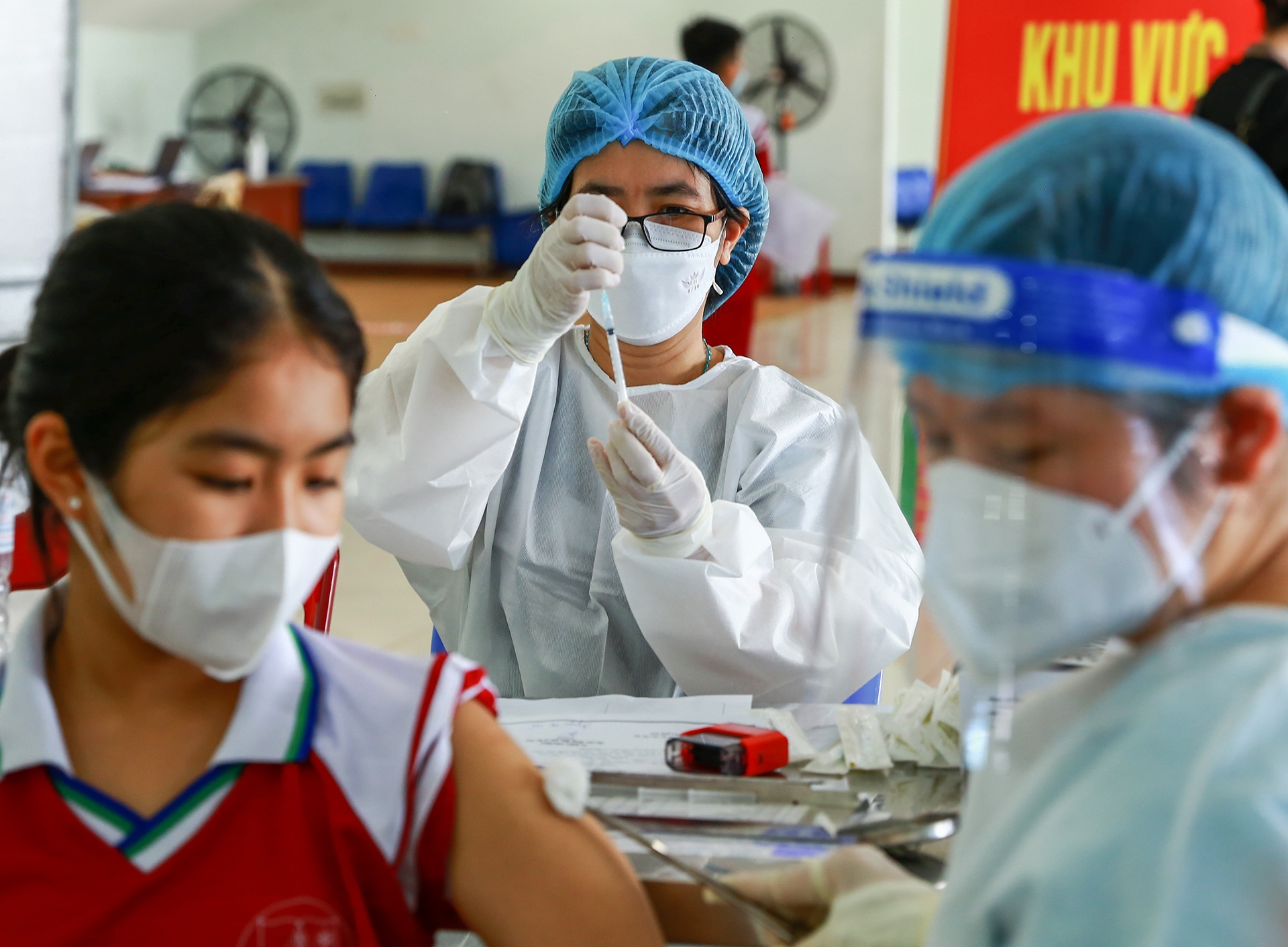 Nguoi Da Nang dua con di tiem vaccine de 'song chung' voi Covid-19 hinh anh