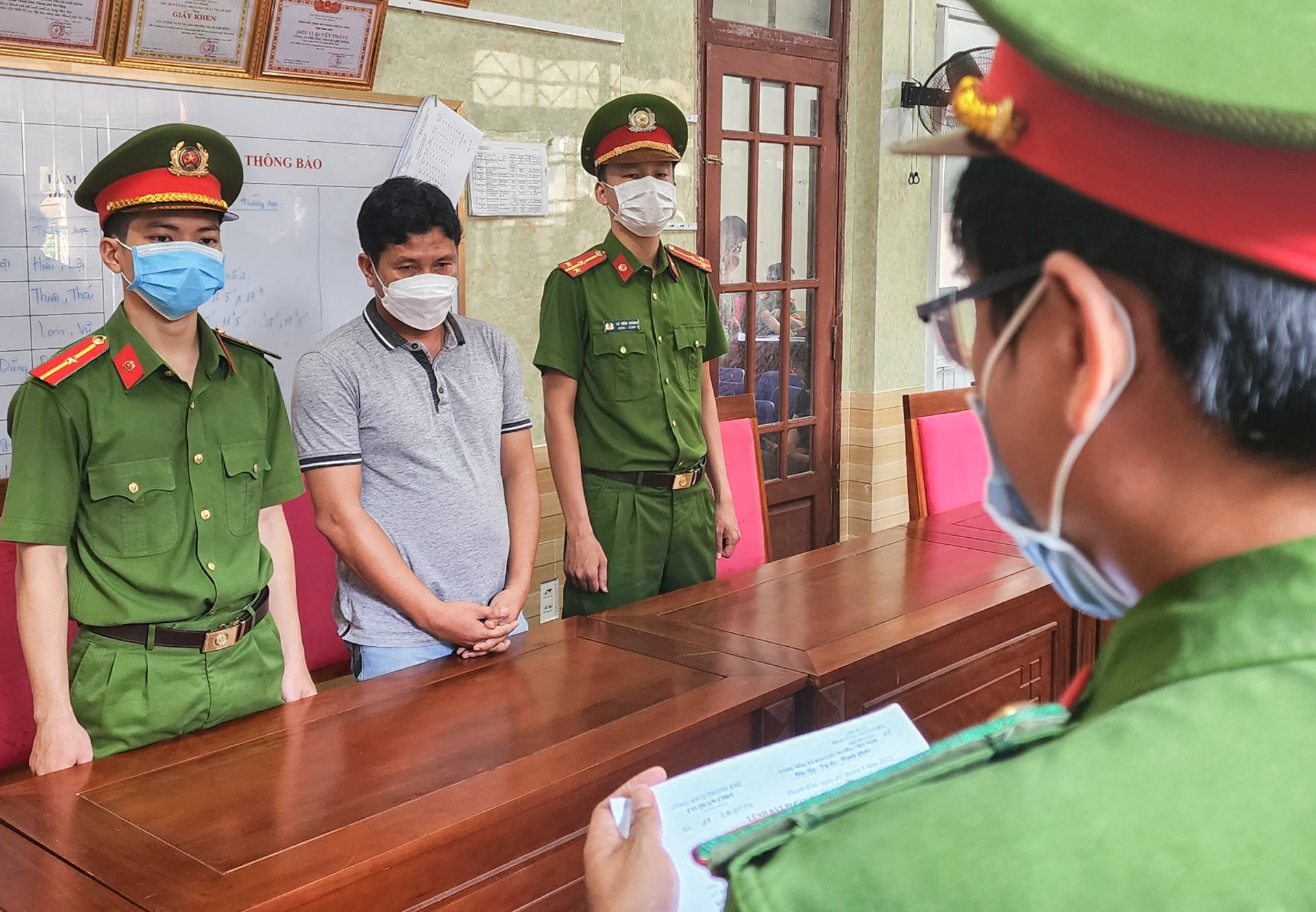 Khởi tố tài xế lái ôtô tông vào tiệm bánh mì ở Đà Nẵng ảnh 1 Khoi to tai xe lai oto tong vao tiem banh mi o Da Nang anh 1
