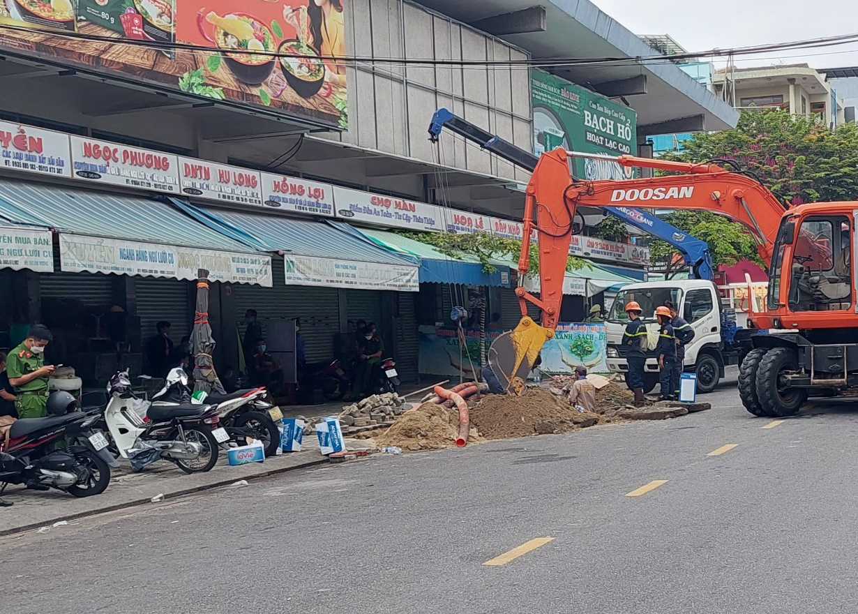 Phat hien thi the dut lia canh tay khi dao cong hinh anh