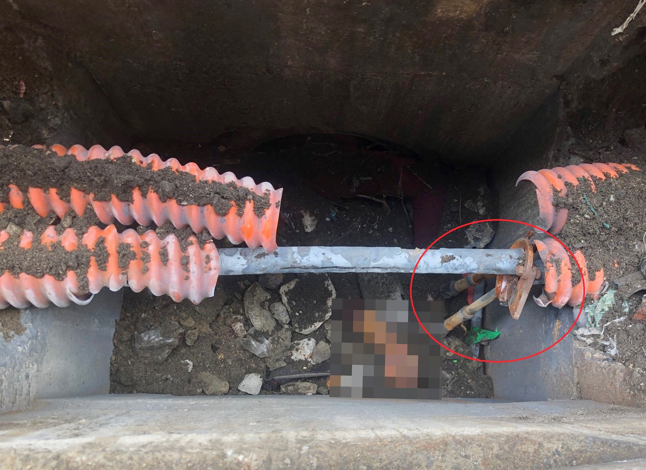 Thi the dut lia tay o duoi cong tu vong do dien giat hinh anh