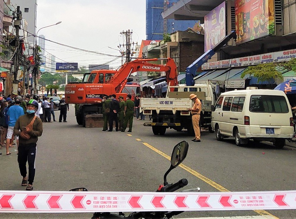 Phat hien thi the dut lia canh tay khi dao cong anh 1