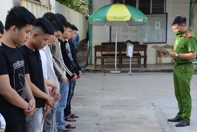 Khoi to 16 nguoi mang bom xang di hon chien o Da Nang hinh anh