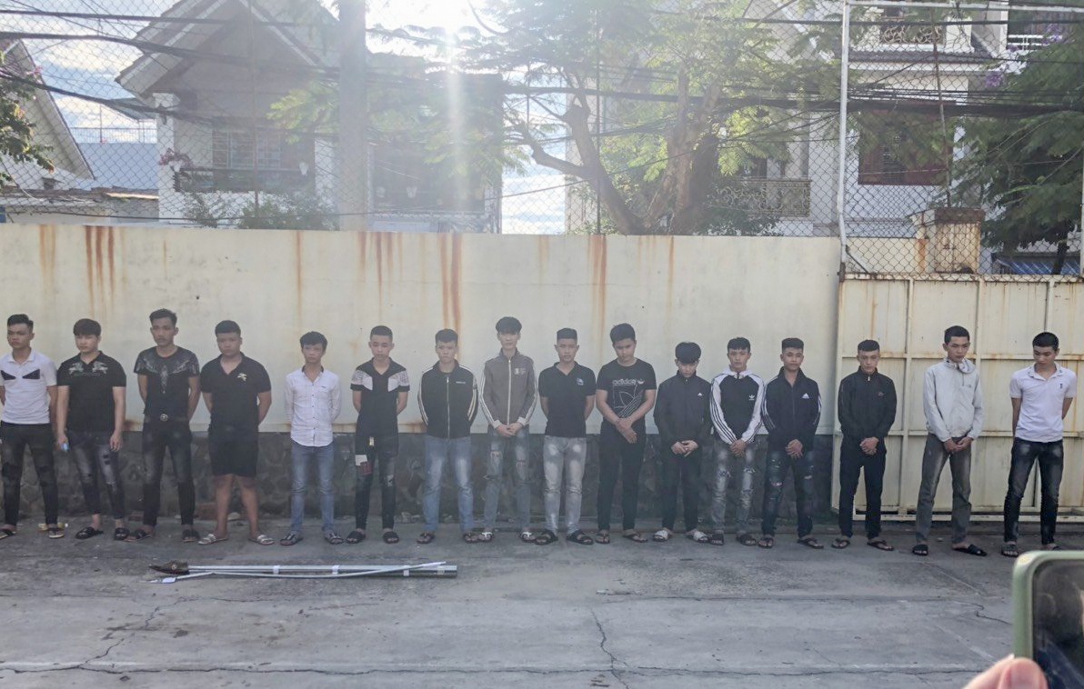 16 thanh nien mang bom xang di hon chien o Da Nang anh 1