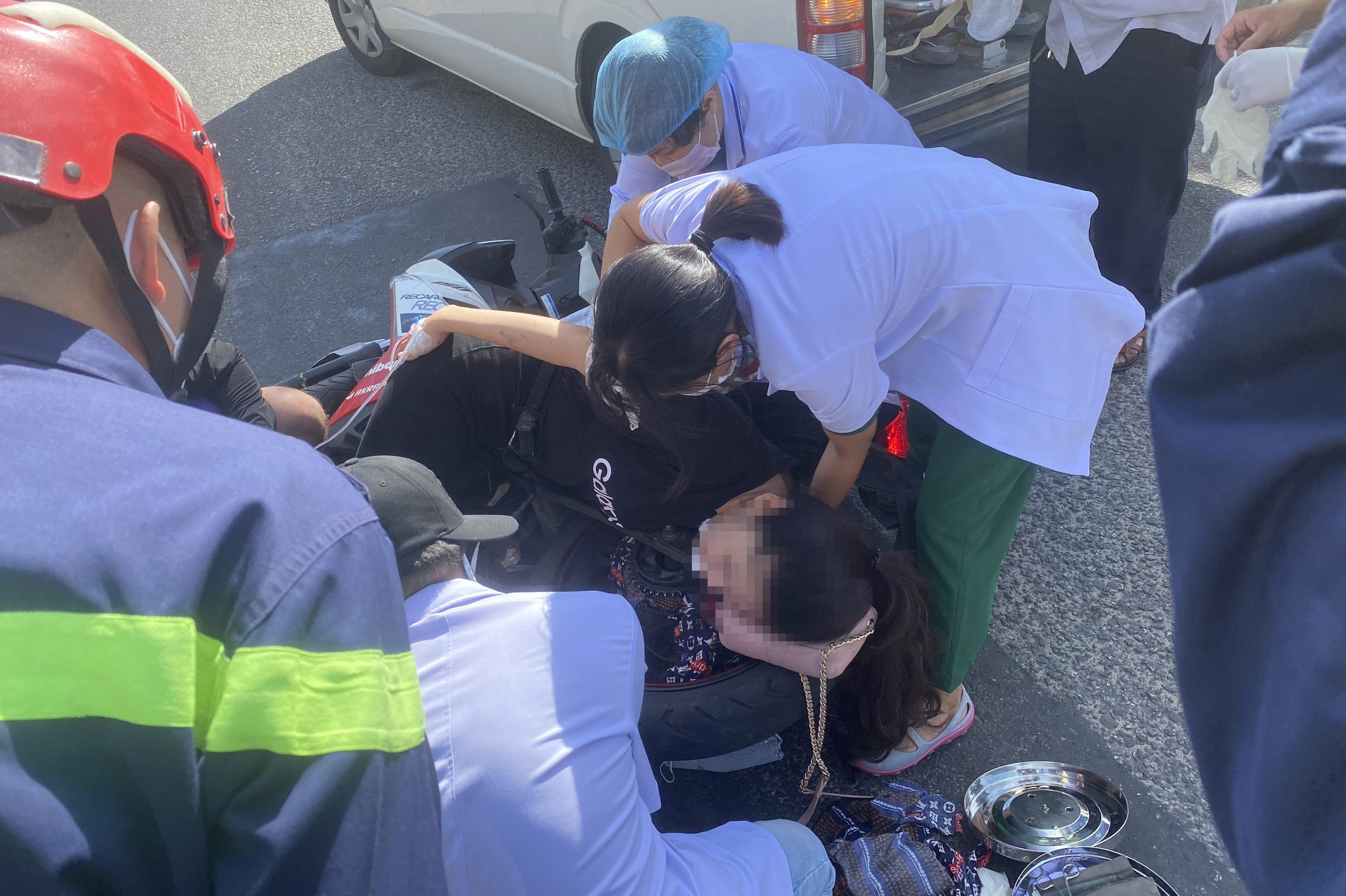 Giai cuu co gai ket vao xe may anh 1