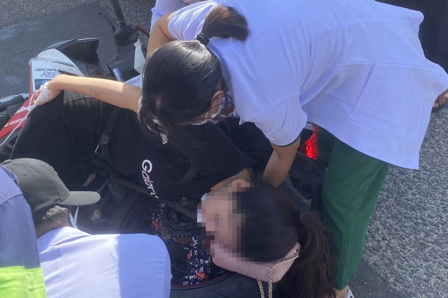 Co gai nga gay tay vi vay chong nang cuon vao xich xe may hinh anh