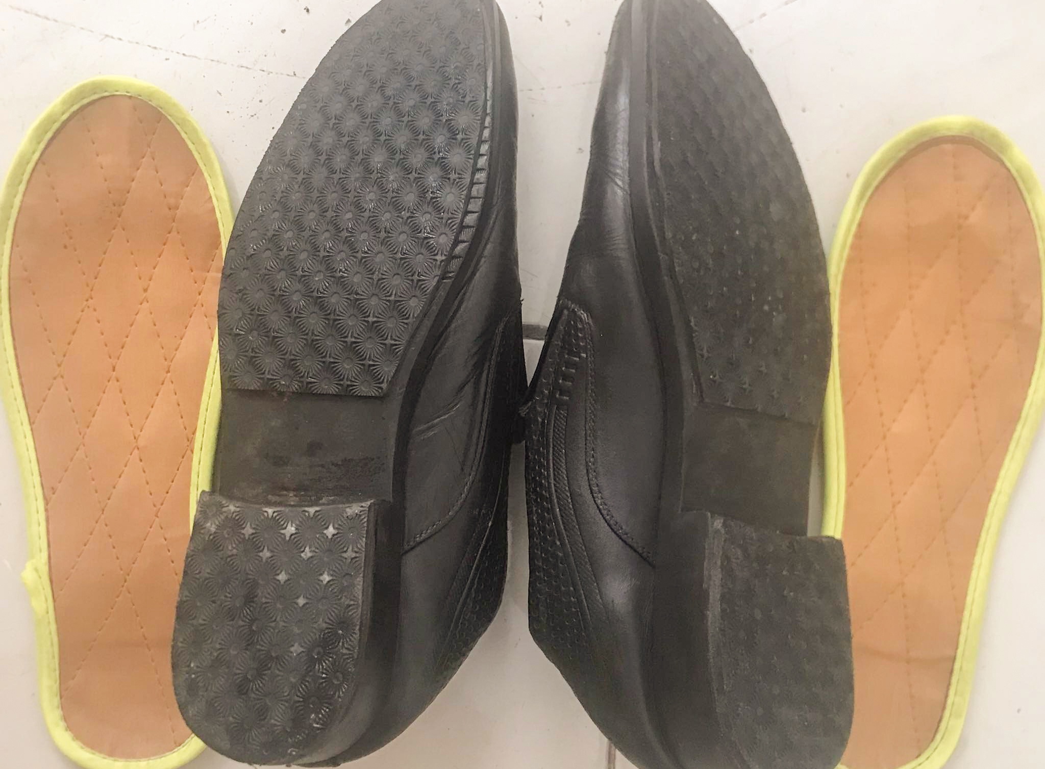 Khach to danh mot doi giay o Da Nang het 400.000 dong anh 1