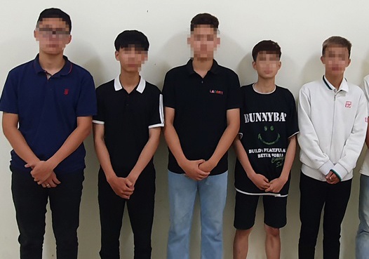 Nhom thanh nien xong vao quan ca phe o Da Nang danh nguoi anh 1