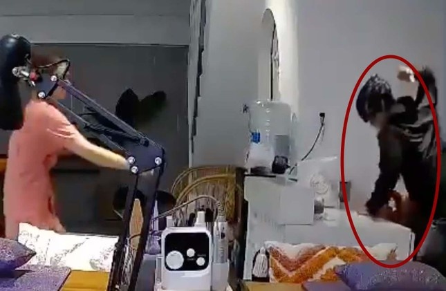 Cô gái ở Đà Nẵng bị hành hung ảnh 1 Co gai o Da Nang bi hanh hung anh 1