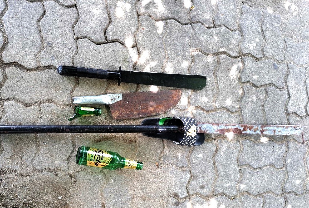 Truy bat 2 nhom thanh nien mang ma tau den chung cu hon chien hinh anh