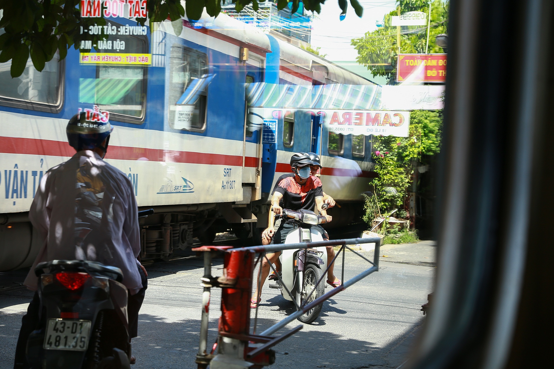 Nguoi dan nom nop lo so vi song gan duong sat anh 3