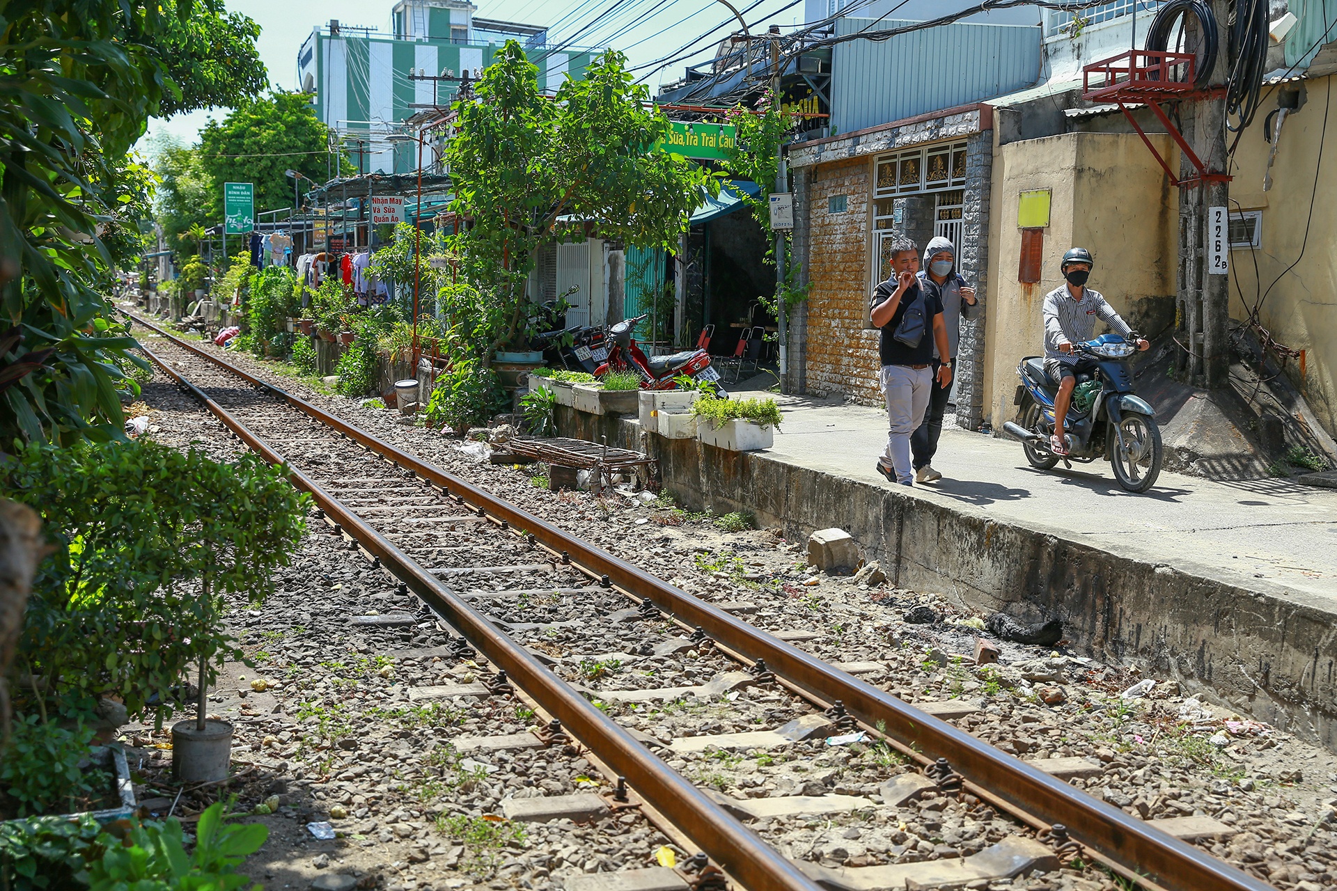 Nguoi dan nom nop lo so vi song gan duong sat anh 2