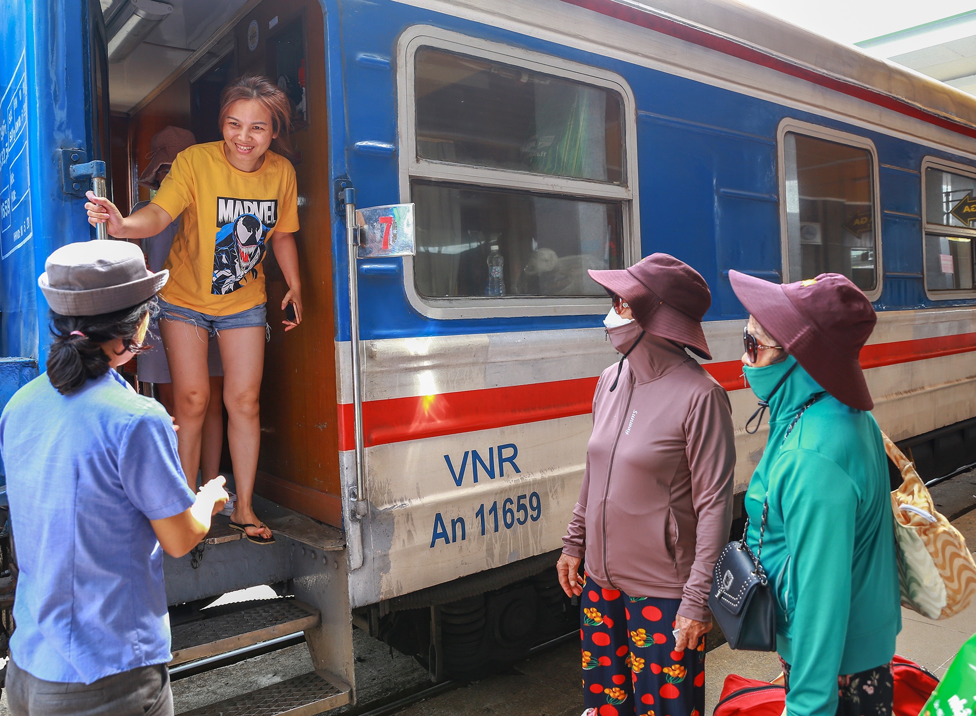 Khach do xo den Da Nang du lich bang tau hoa anh 2