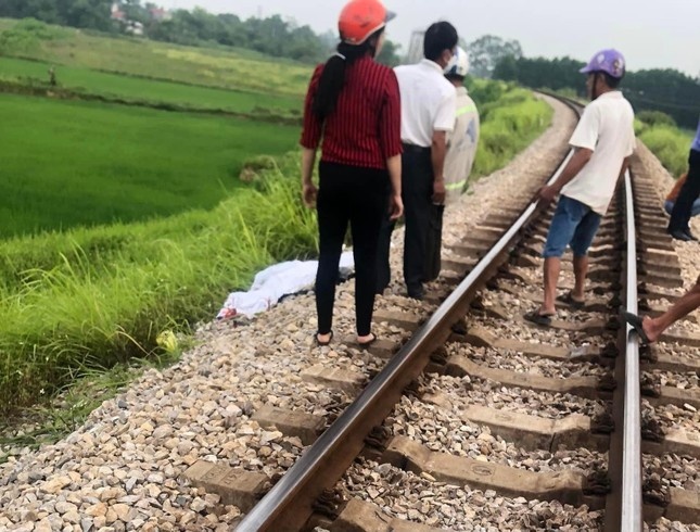 tu vong khi chup anh canh duong ray anh 1