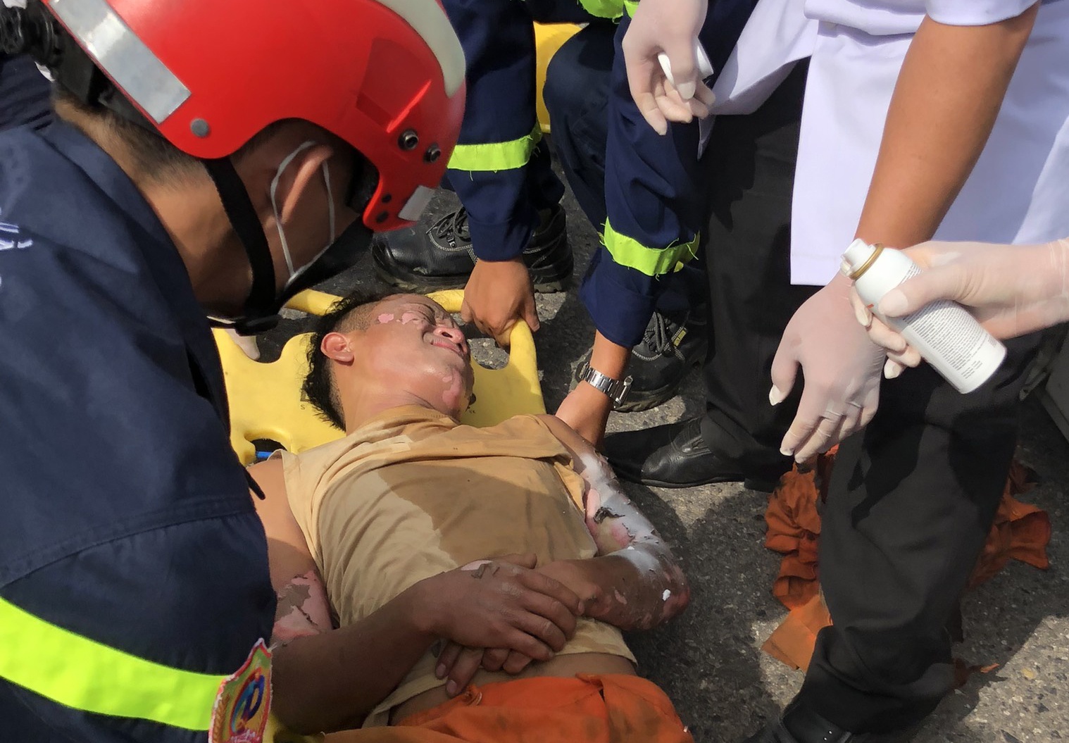 Canh sat cuu thanh nien 20 tuoi bi ket tren tru dien hinh anh