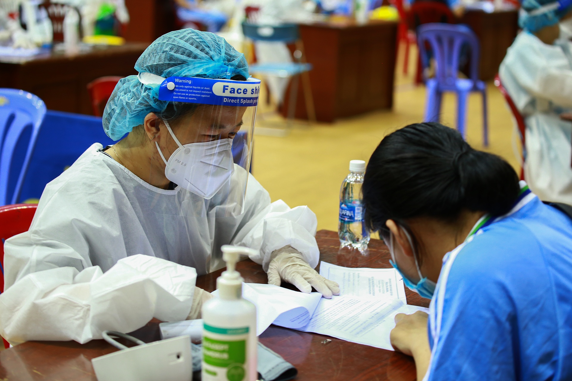 Ly do hang loat cong chuc o Da Nang xin nghi viec hinh anh