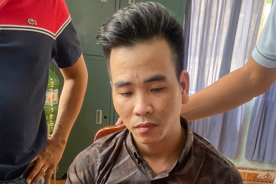 Nam thanh nien lua ban cay canh tren mang hinh anh