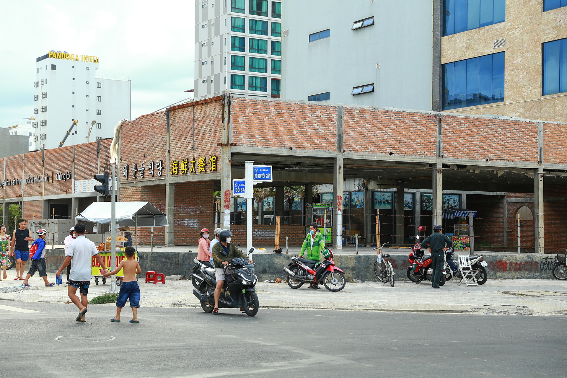Hang loat nha hang o Da Nang van dong cua anh 2