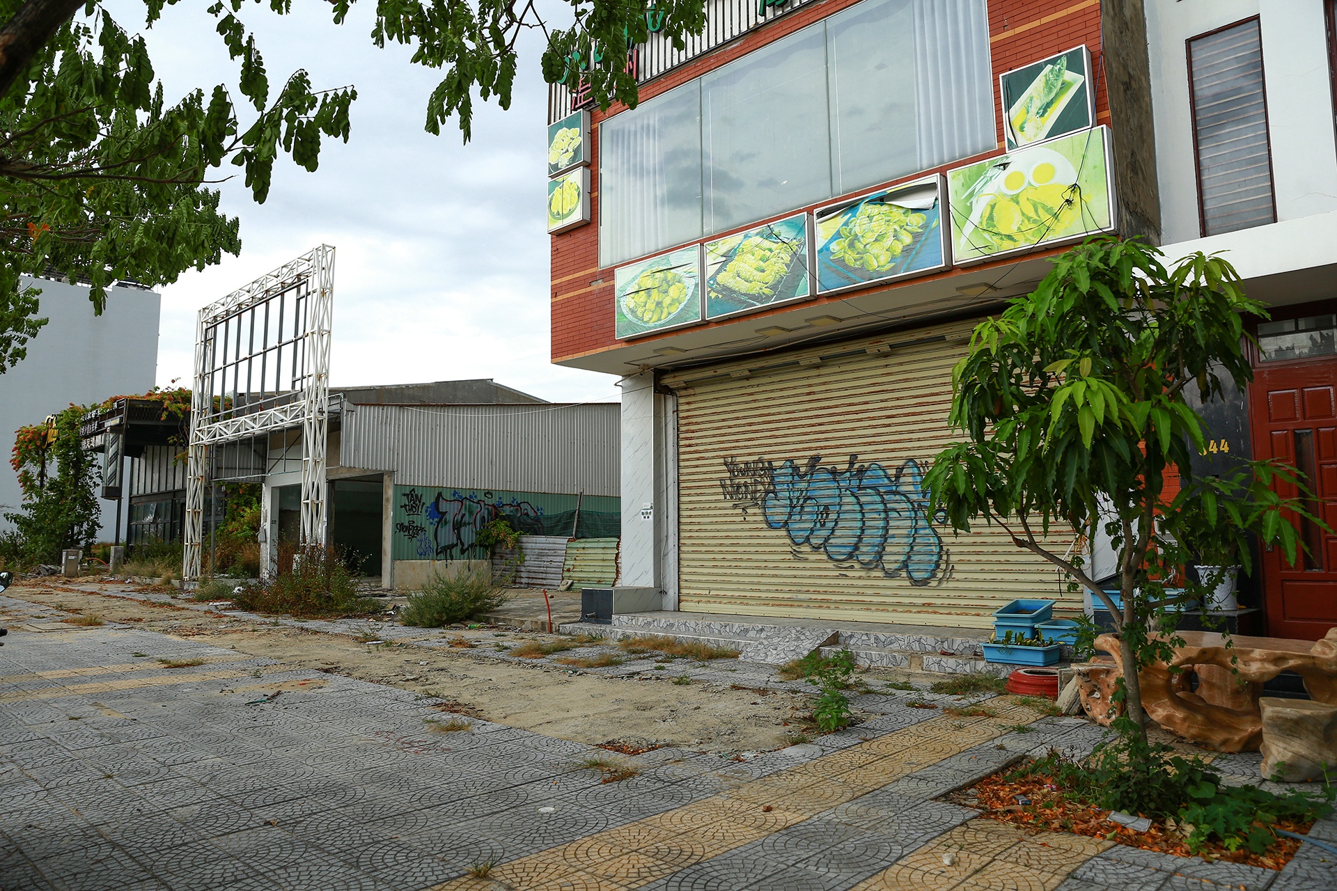 Nhieu nha hang ven bien Da Nang dong cua giua mua du lich hinh anh