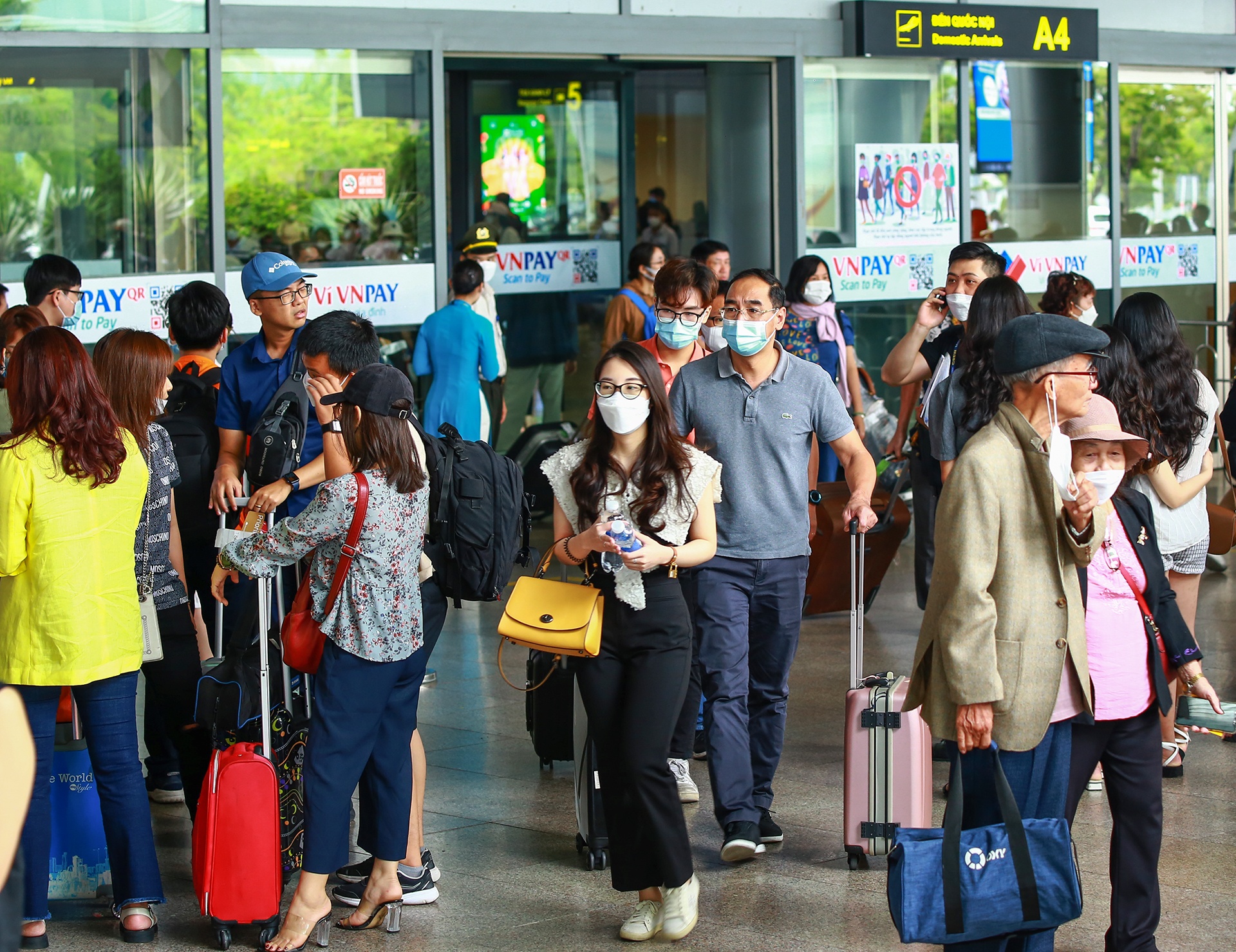 Sân bay Đà Nẵng đông đúc du khách ảnh 2 San bay Da Nang dong duc du khach anh 2