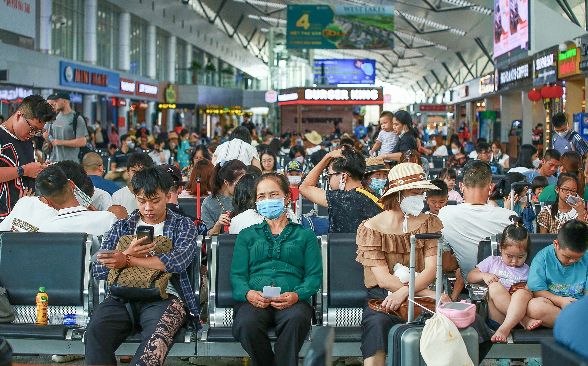 Sân bay Đà Nẵng đông đúc du khách ảnh 1 San bay Da Nang dong duc du khach anh 1