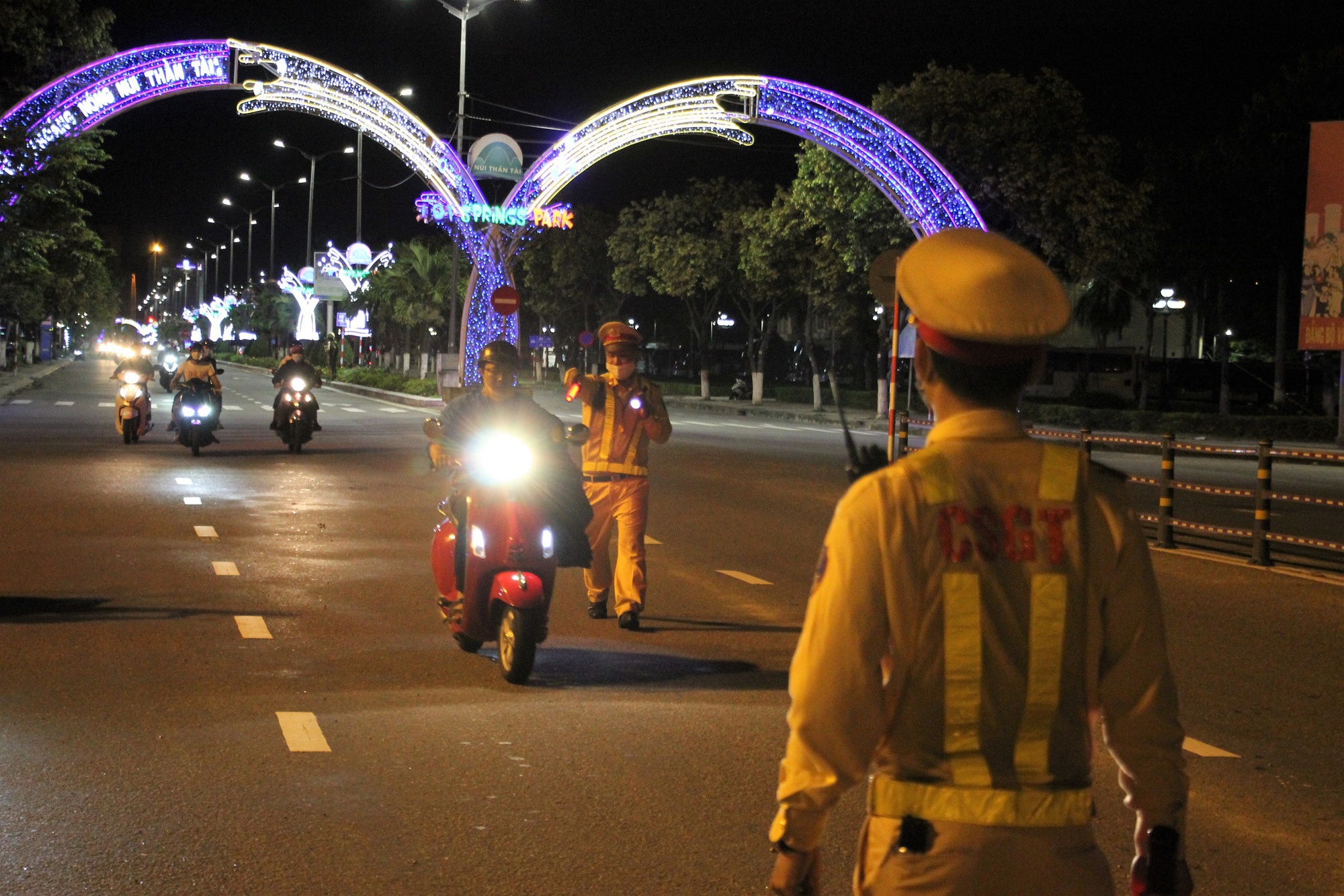 4 can bo CSGT Da Nang bi dieu chuyen lam lai xe, truc ban hinh anh