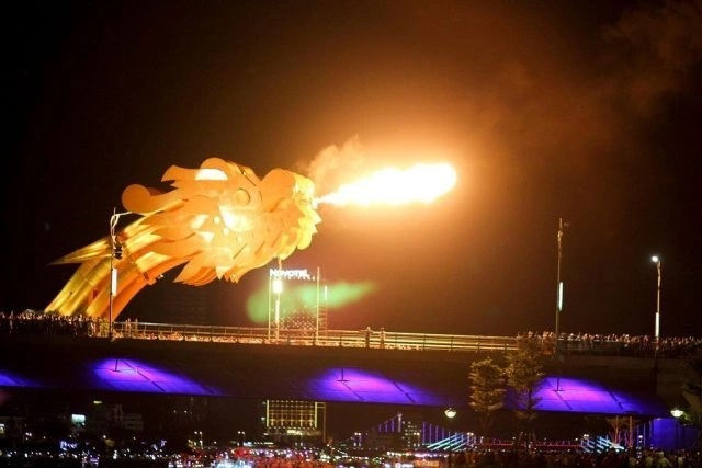 Cau Rong phun nuoc, lua vao 3 toi cuoi tuan hinh anh