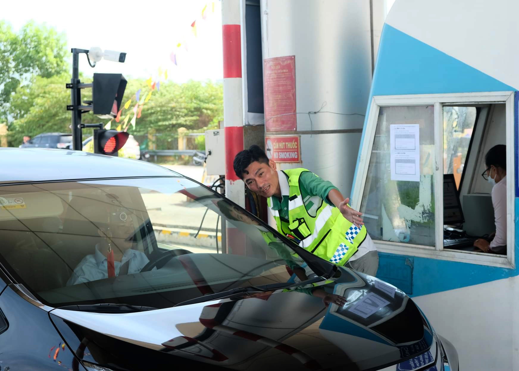 Huong phan xu khi tai xe tong hong barie tram thu phi khong dung hinh anh