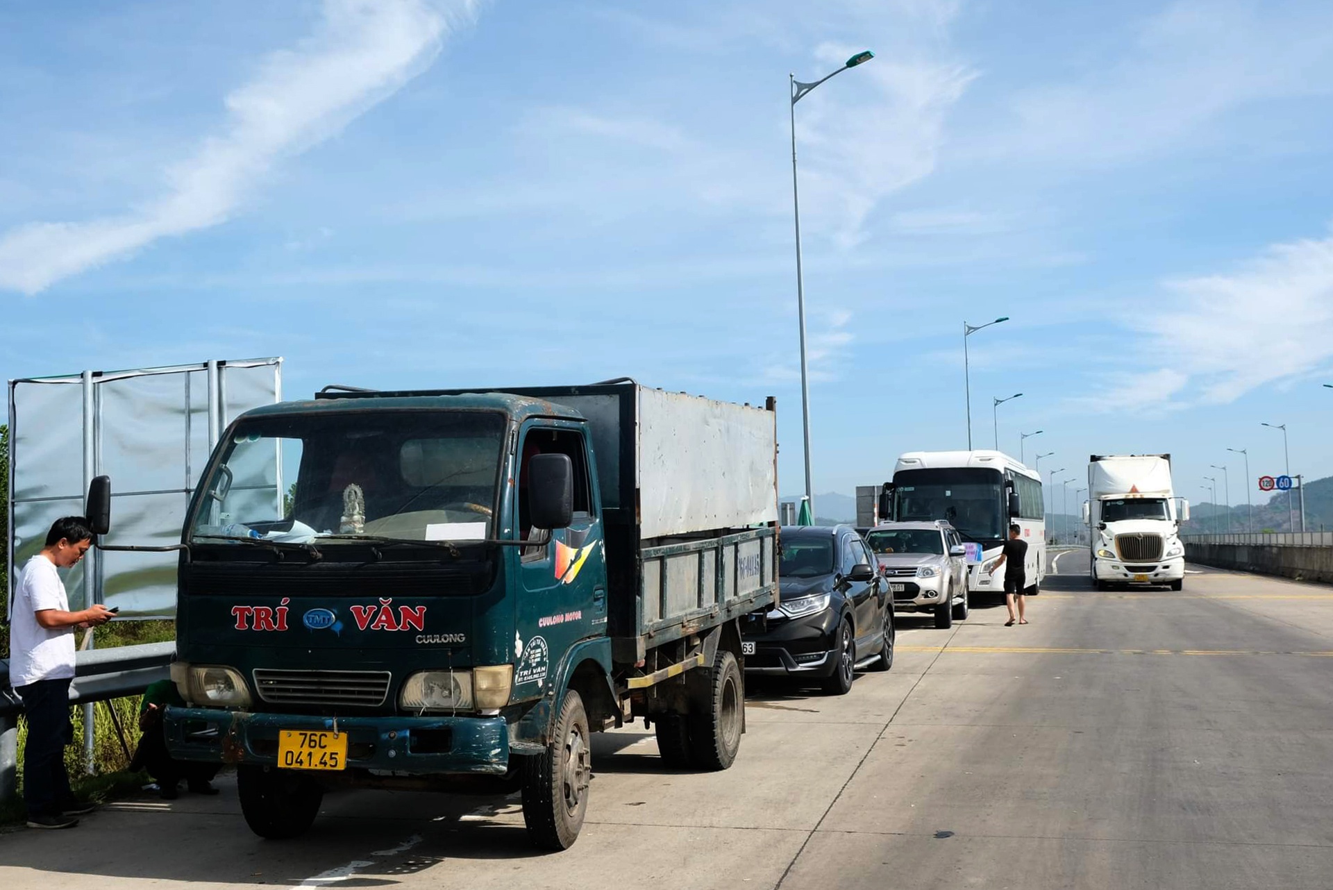 Un tac tren cao toc Da Nang - Quang Ngai trong ngay dau thu phi ETC hinh anh