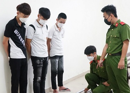 Khoi to 11 thanh thieu nien mang hung khi di hon chien o Da Nang hinh anh