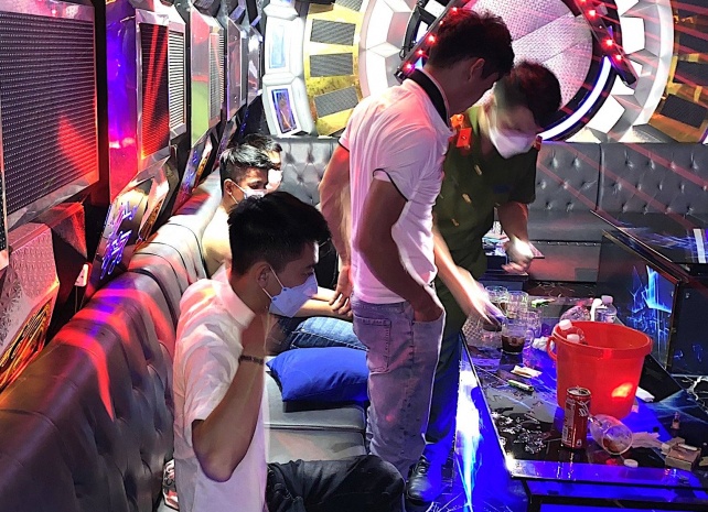 Nhieu nam nu phe ma tuy o quan karaoke Toan Ny luc rang sang hinh anh