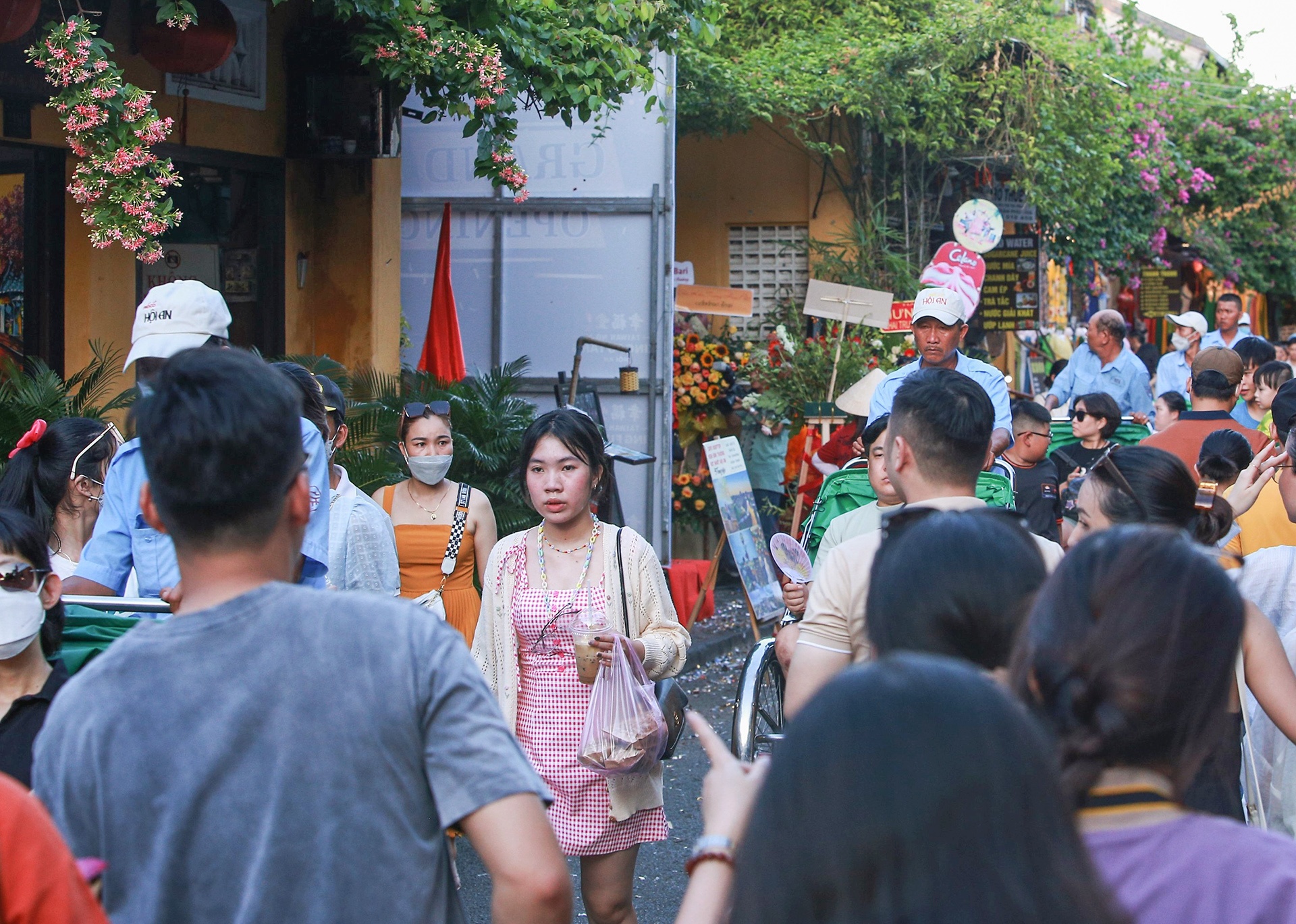 Da Nang dong du khach anh 10