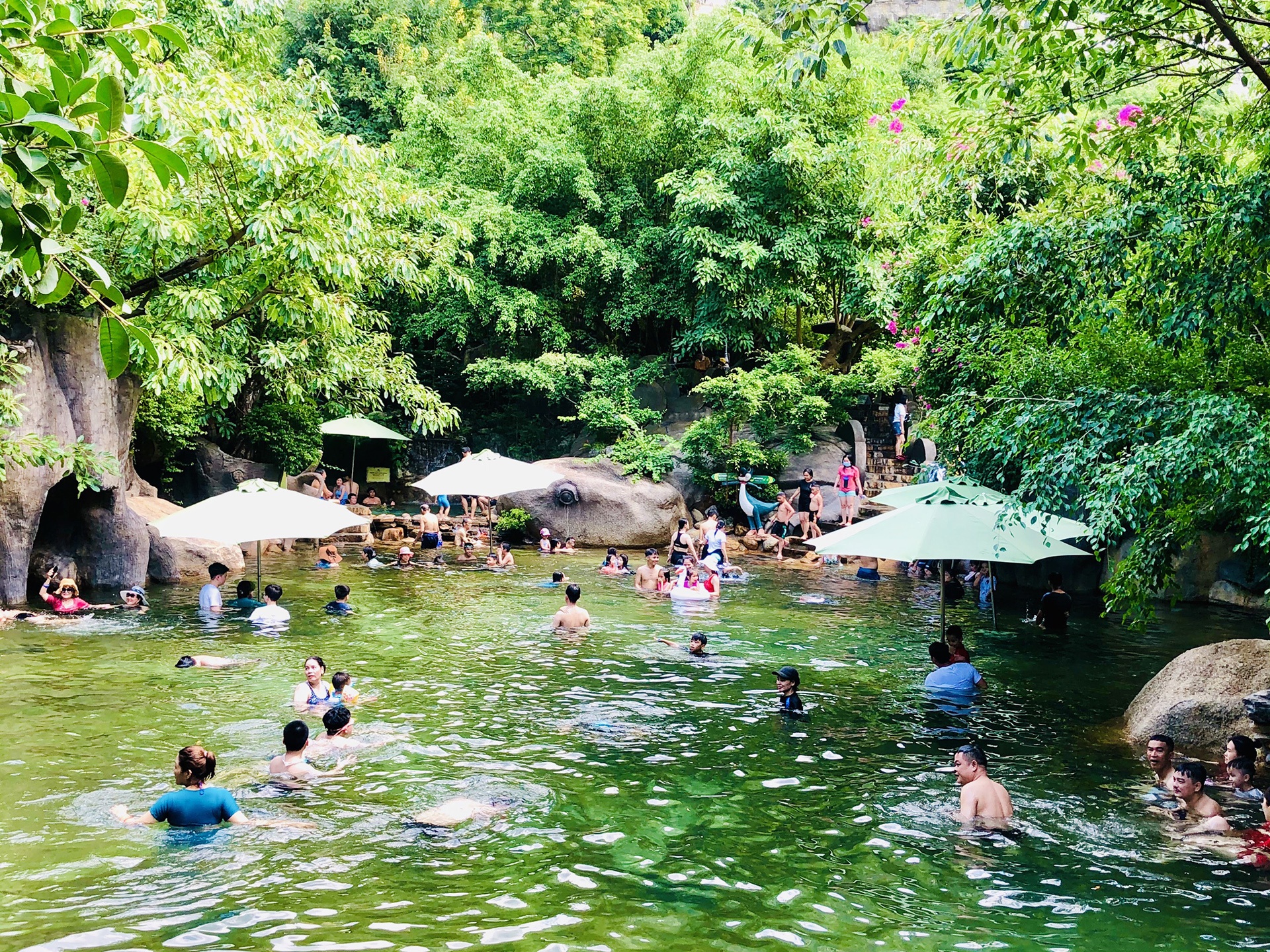 Da Nang dong du khach anh 9