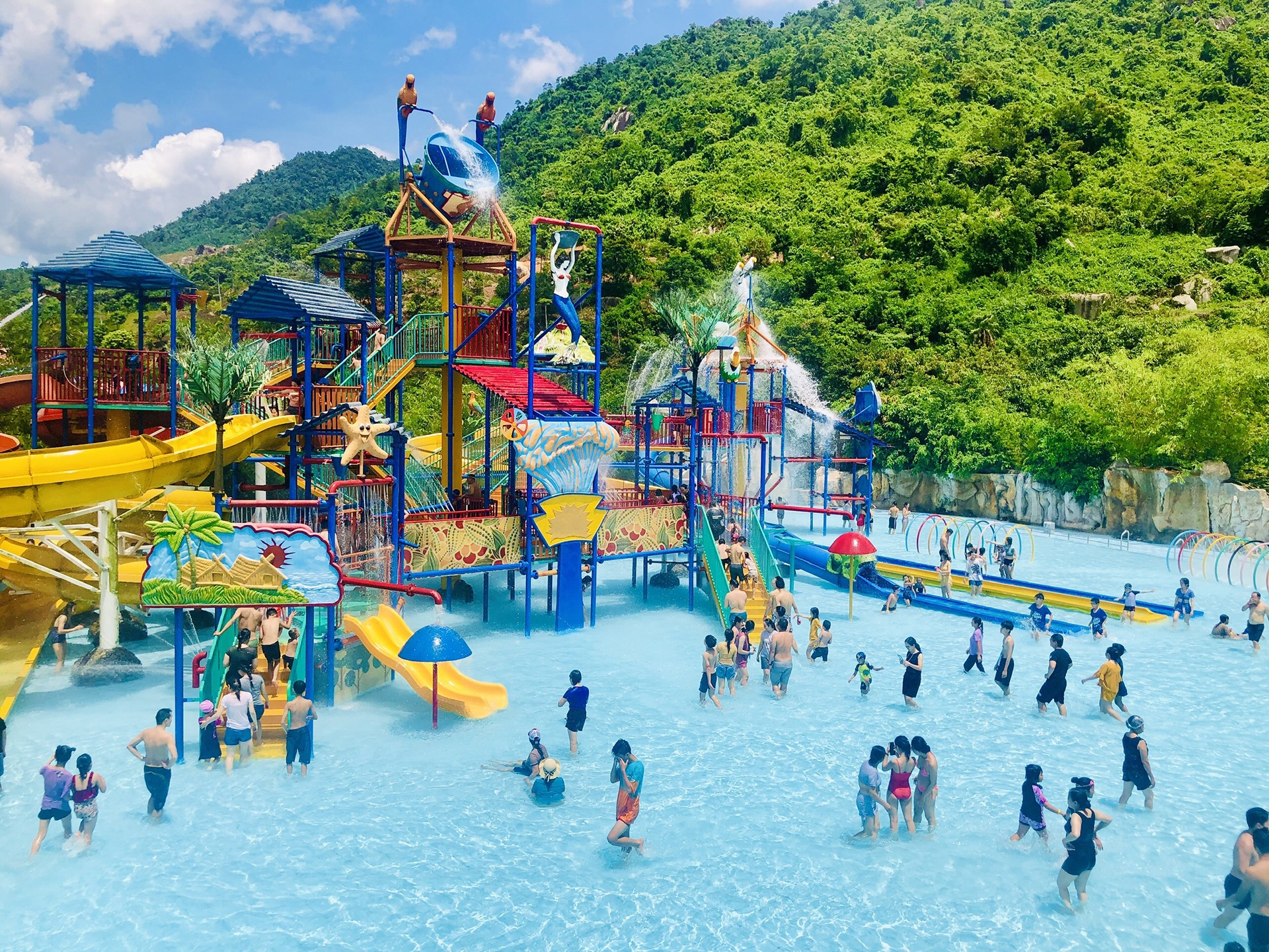 Da Nang dong du khach anh 7