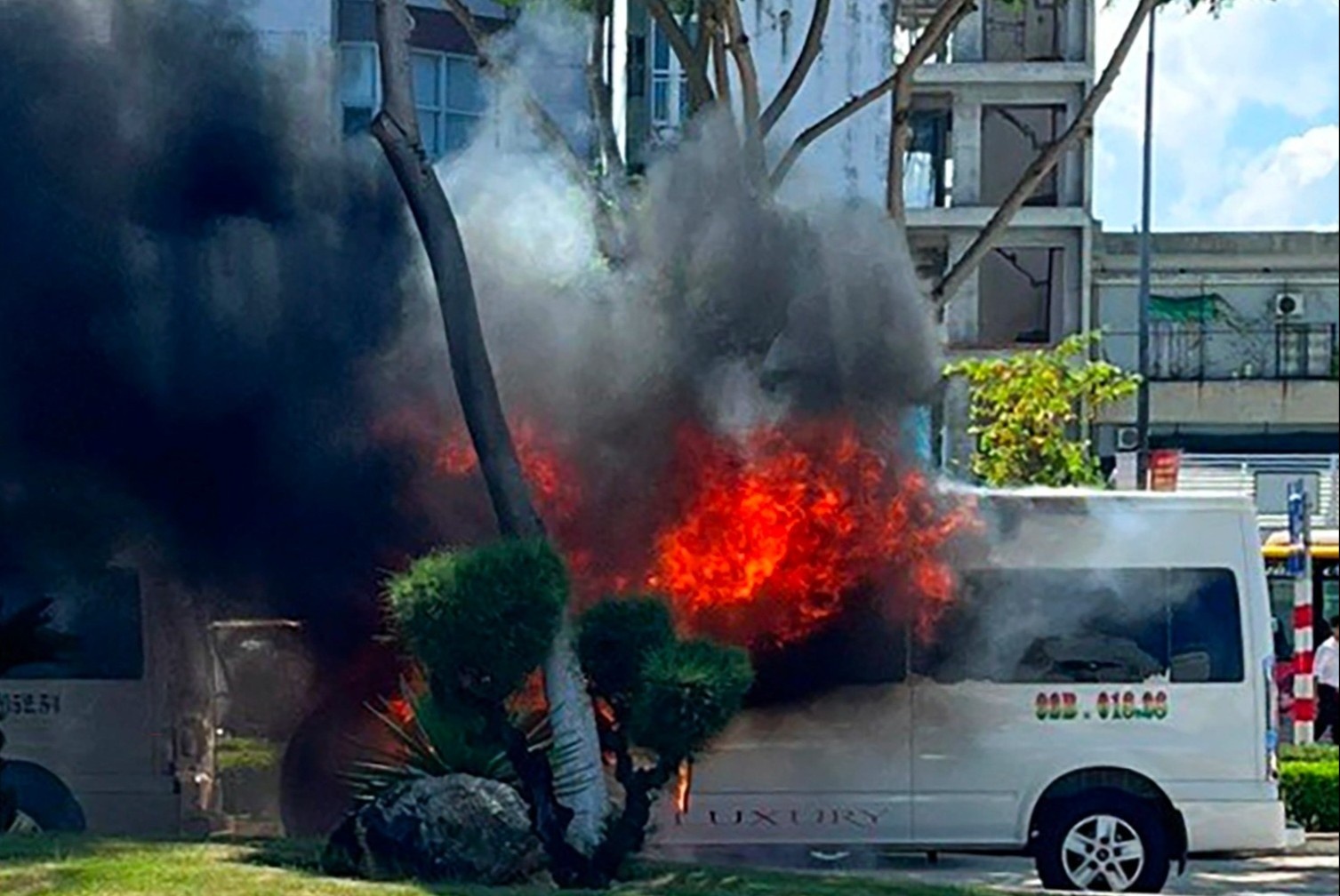 Hien truong vu chay oto lien hoan truoc cua hang tiec cuoi o Da Nang hinh anh