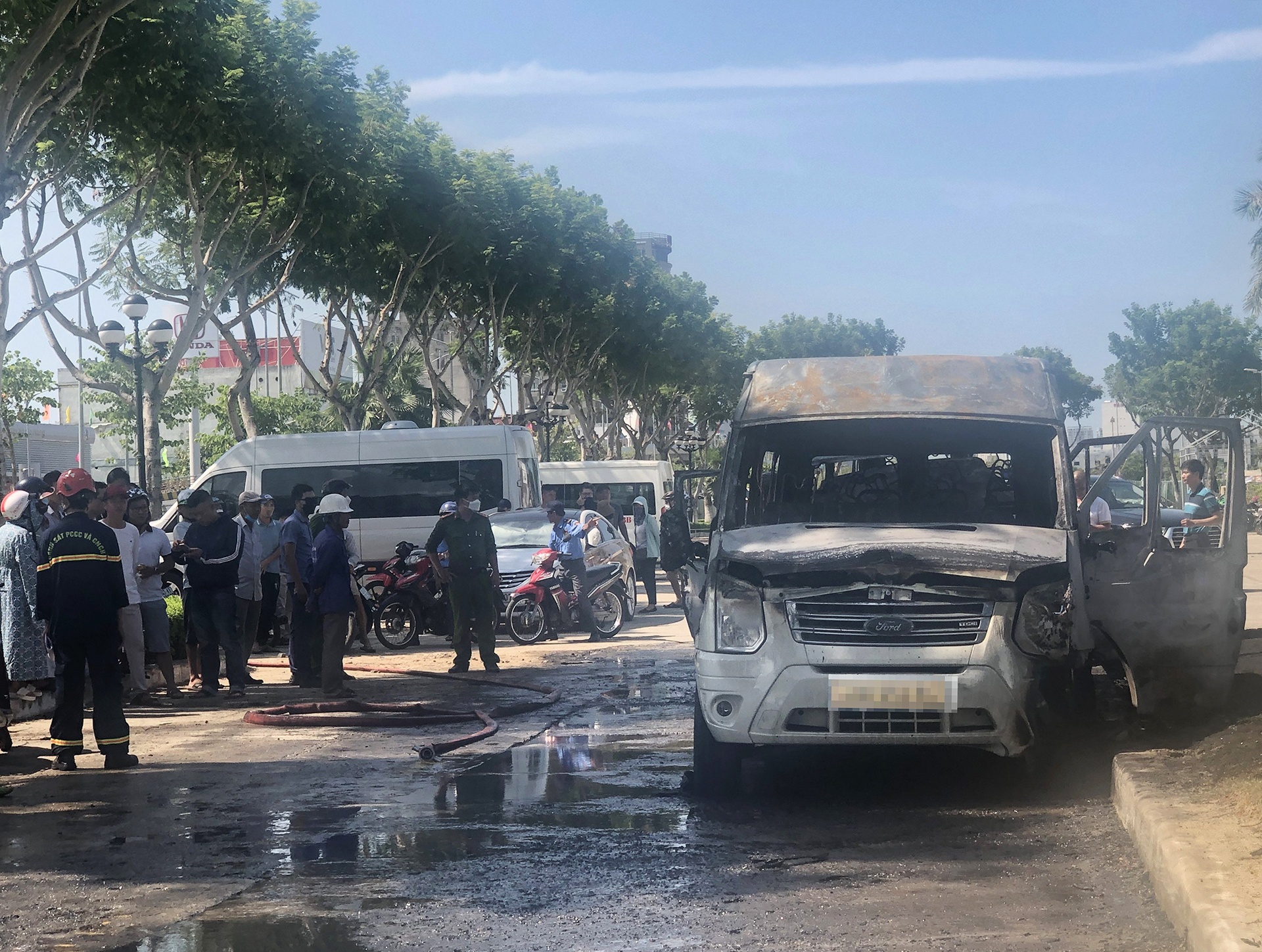 Oto chay o Da Nang anh 8