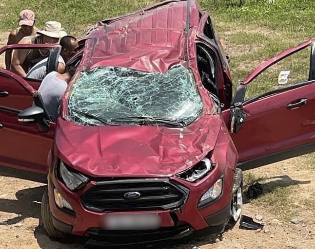 Me lai oto cho con gai tong vao lan can, lao xuong chan cau hinh anh