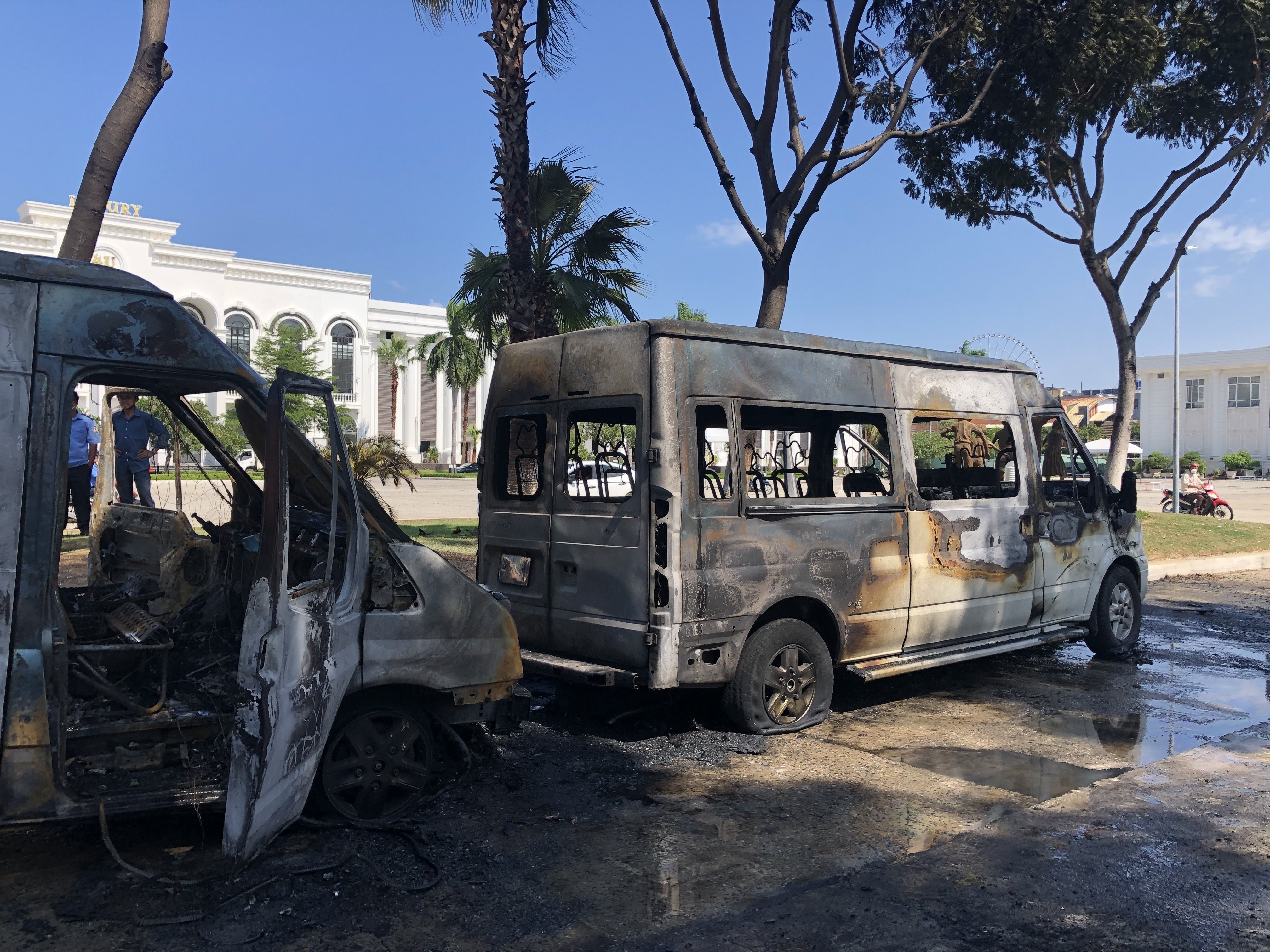 Hai oto 16 cho chay tro khung truoc nha hang tiec cuoi o Da Nang hinh anh